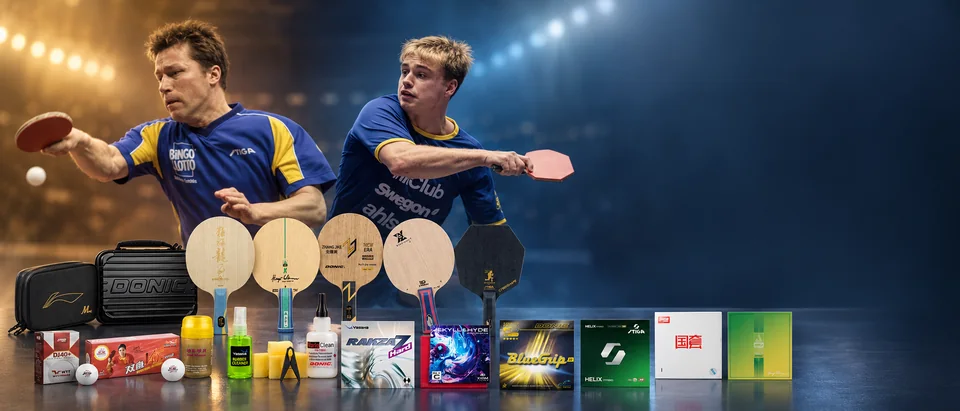 Dois atletas de tênis de mesa em jogo e, à frente, madeiras, borrachas, bolinhas, colas e raqueteiras de várias marcas